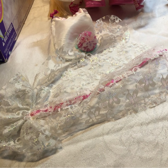 Vintage Bride Surprise Doll in Original Box 1995 Hasbro hair growing 17” - Picture 5 of 13